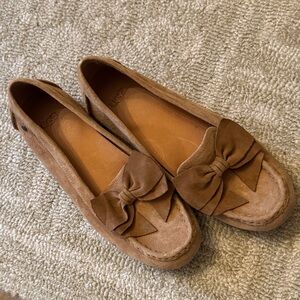 UGG Women's Brown Suede Loafers with Bow Detail - great condition